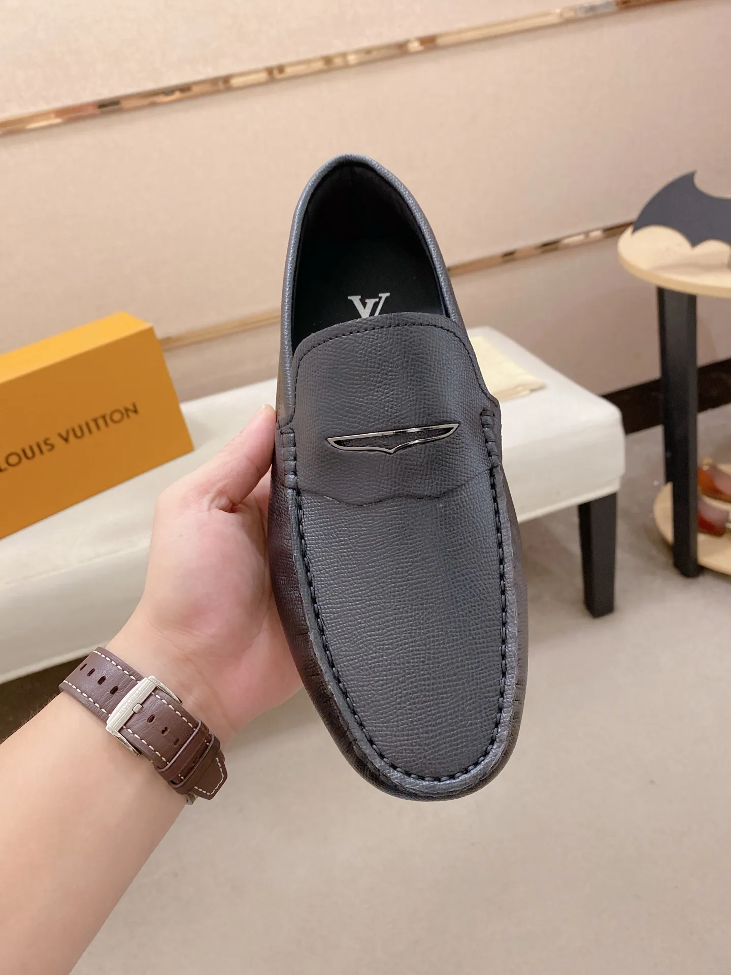 Factory price: 500💰High-end quality! LV 🆕🆕Exclusive hot-selling products in stock🔥🔥New products on the shelves, high-quality Ferragamo men's pea shoes, high-end casual driving shoes, with complete packaging! 💪 💪 Material: imported first-layer cowhide 🐂 + imported high-quality buffalo leather lining + wear-resistant outsole 👍🏻👍🏻 Features: high-end and comfortable, purely handmade 🚀 🚀 Create the perfect shoes that suit you best 🔥 🔥 Size: (38-44) 45 standard size can be customized!